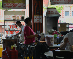 Thomas prepares a bowl of beef noodles in his kopitiam, one of the oldest and most successful in Chinatown (Helen Jambunathan, 2017)