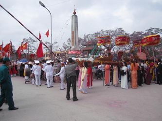 Village Parade (Lam Minh Chau, 2013)