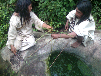 Mama teachers explaining the structure of the world with a model. The pond contains a spiritual force related to knowledge. (Falk Parra Witte, 2014)