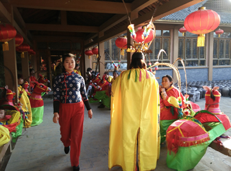 Local opera performers resting at the interval in a Chinese New Year fair, Kaifeng, China (Yi Qiao, 2017)