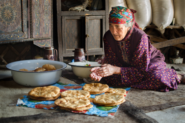 Dividing up the chapati to distribute to neighbours for Kurban Bayram (Eid al-Adha) (Cara Kerven, 2016)