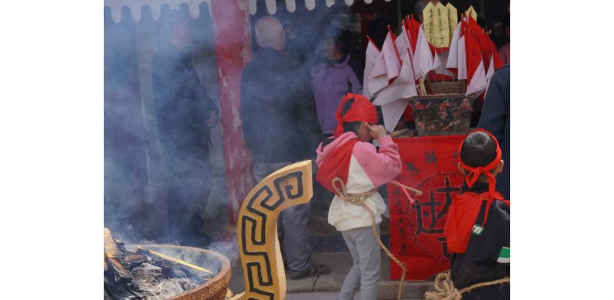 ‘Children wait for Guo Guan (passing the barrier)’ by Manchun Du