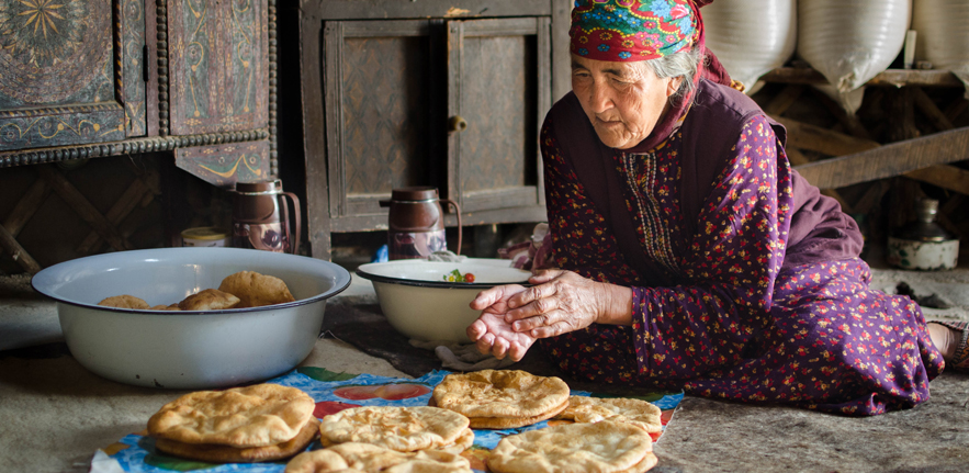 Dividing up the chapati to distribute to neighbours for Kurban Bayram (Eid al-Adha) (Cara Kerven, 2016)