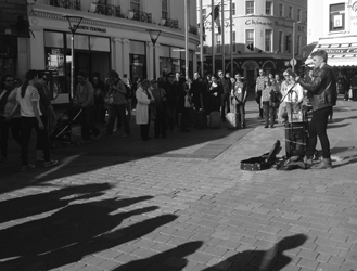 This performer on Shop Street captured the attention of a large group of tourists (Natalie Morningstar, 2015)