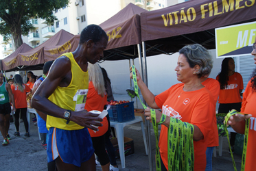 Solange separates a medal to offer to one of the athletes who participated in the marathon promoted by the church on May Day (Priscilla Garcia, 2017)